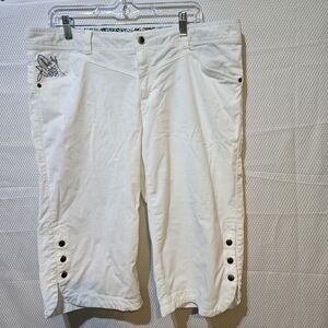 Women's Athleta white corduroy Bermuda, Sz 16, used in good condition